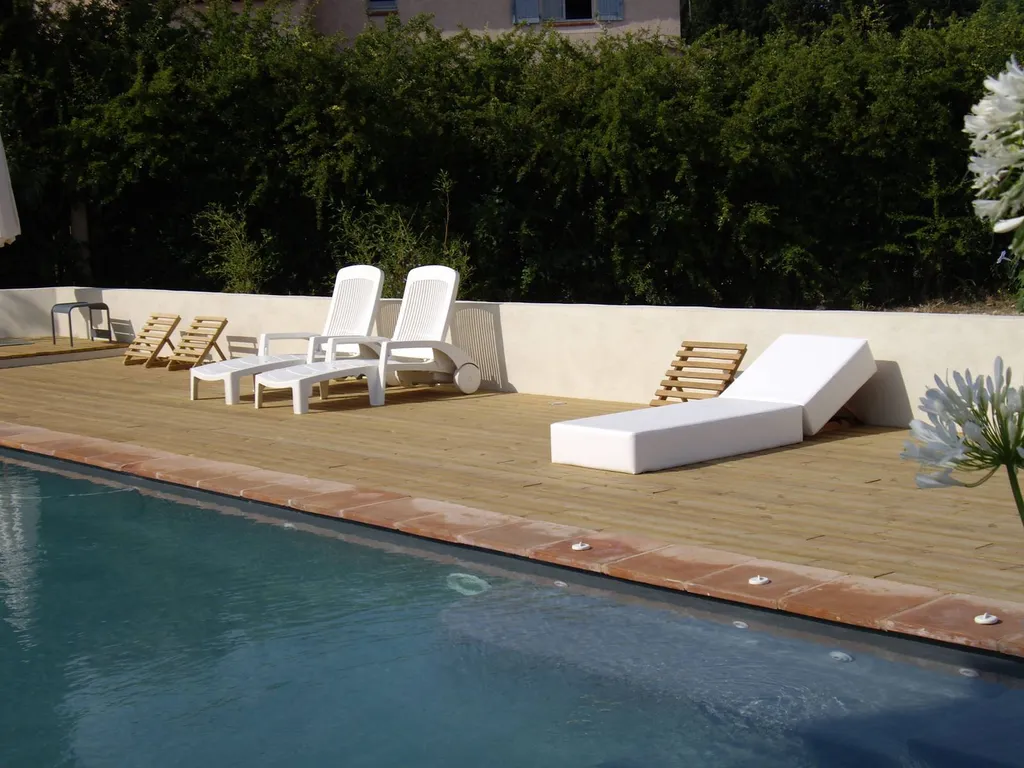 Construction d'une terrasse bois autour d'une piscine à Eguilles