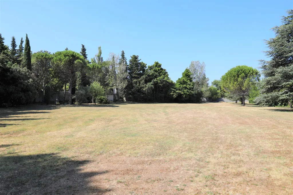 proche Avignon, propriété avec maison de gardien, piscine et parc clos.   
