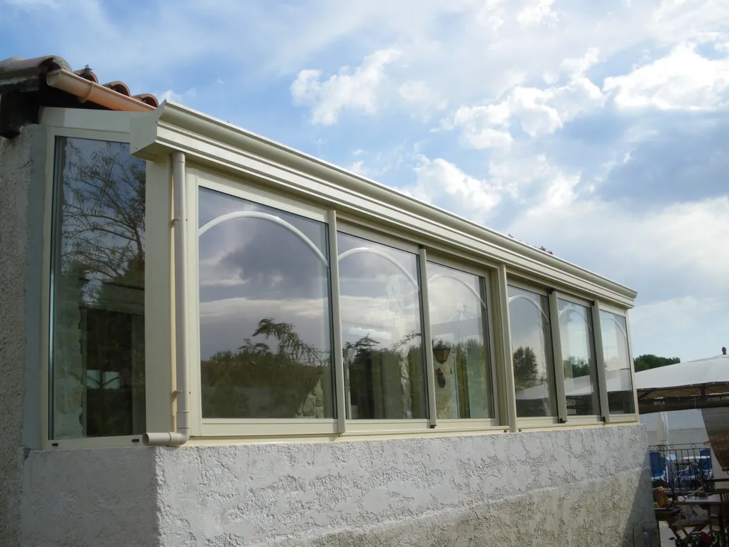 Véranda avec toiture isolante à Port de Bouc