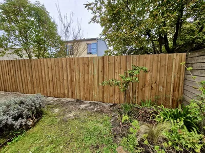 Création sur Le Bouscat d'une clôture volige couvre-joint pin marron sur mesure pour un extérieur élégant