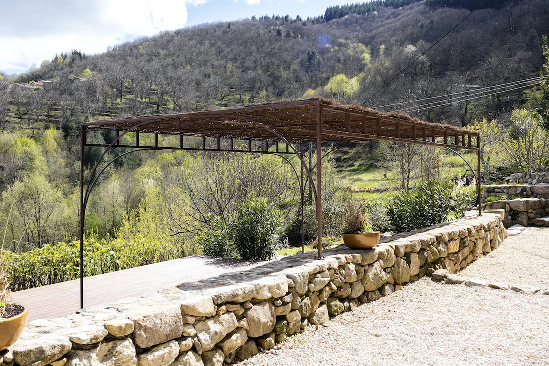 Pergola en fer forgé en Ardèche pour une protection solaire naturelle.
