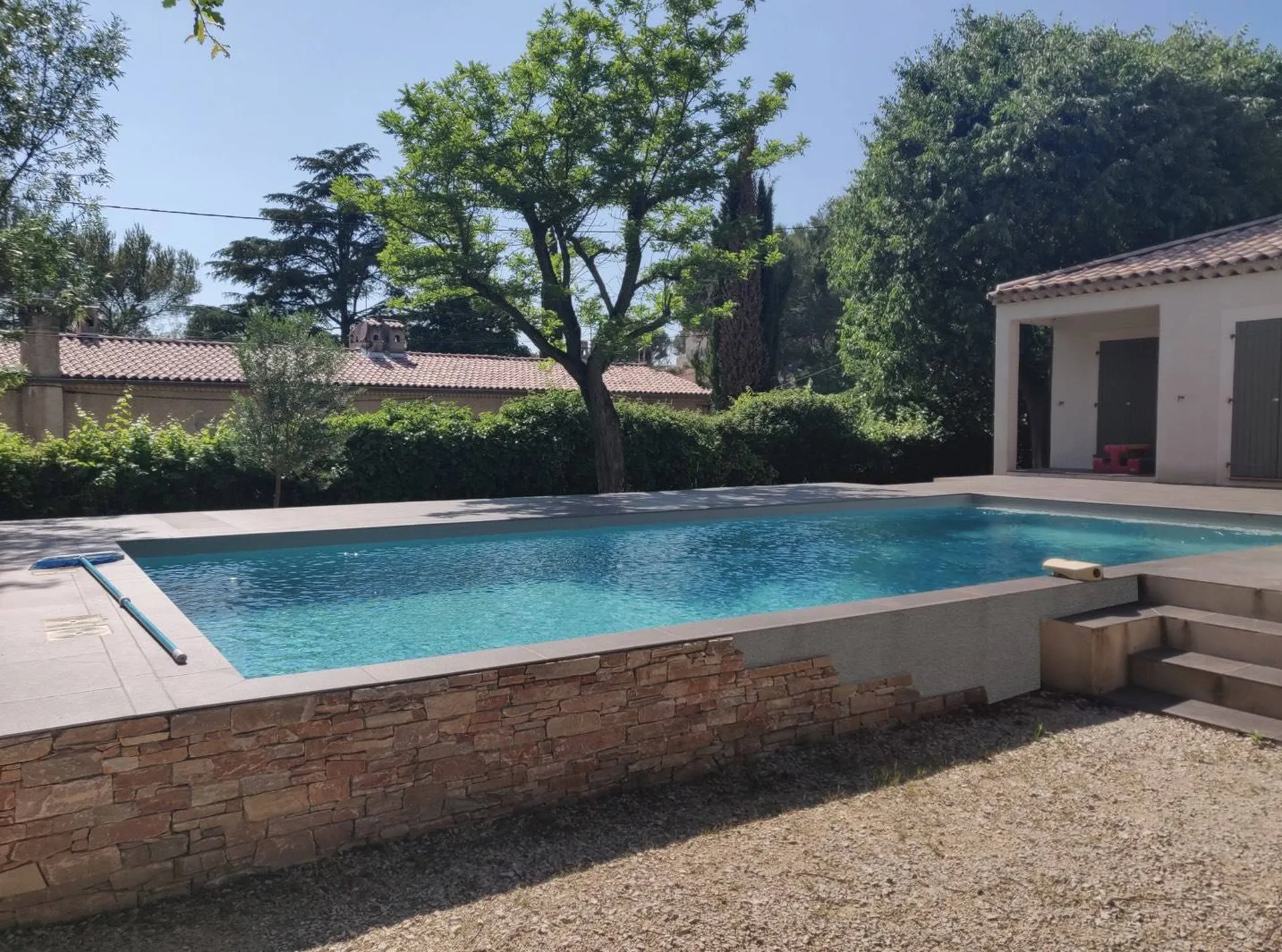 Architecte Paysagiste : création d'une cuisine d'été avec piscine et terrasse à Marseille 13011 sur Saint-Menet