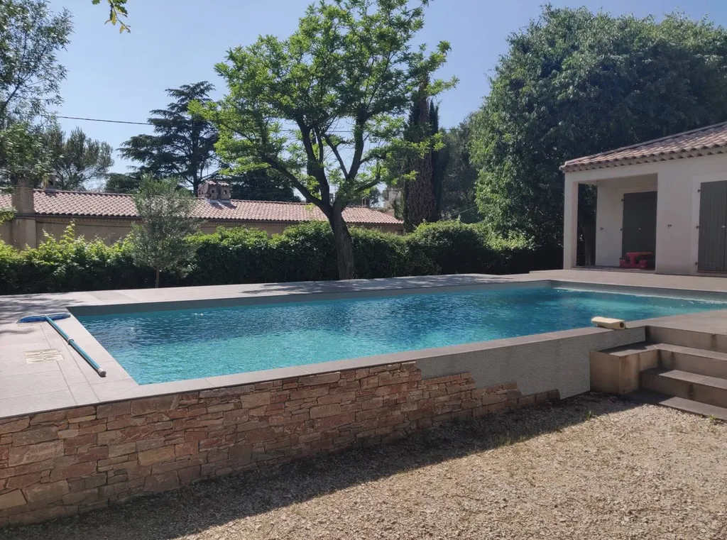 Architecte Paysagiste : création d'une cuisine d'été avec piscine et terrasse à Marseille 13011 sur Saint-Menet