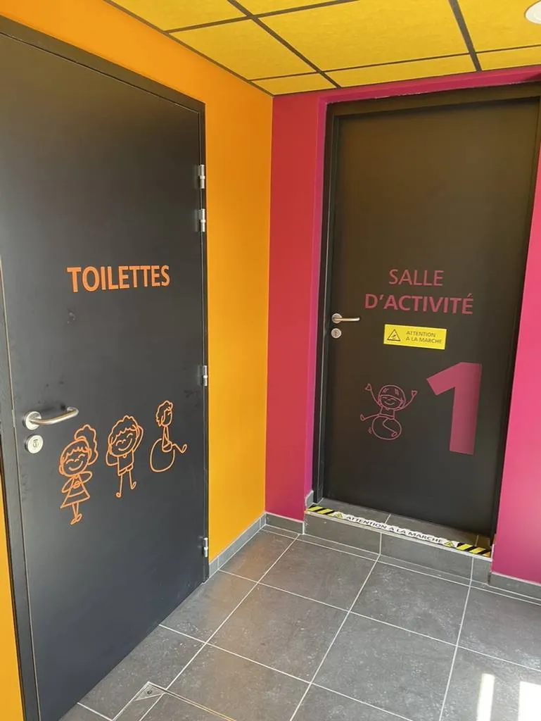décoration des portes grâce à des autocollants sur mesure