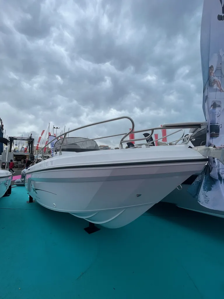 Avant du Ranieri International Voyager 21S disponible à la vente sur La Londe les Maures près de Toulon