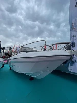 Avant du Ranieri International Voyager 21S disponible à la vente sur La Londe les Maures près de Toulon