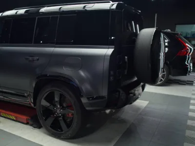 Chaque ligne de ce Land Rover Defender est protégée par un film de protection PPF XPEL, discret et ultra résistant.