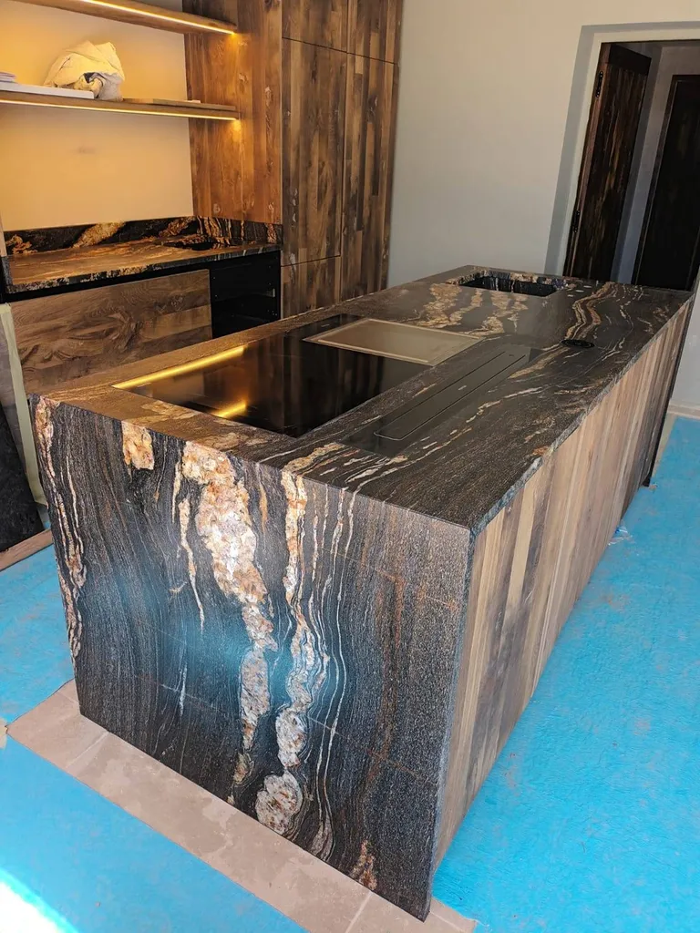 Cuisine et îlot central en Quartzite Black Taurus à Maussane les Alpilles