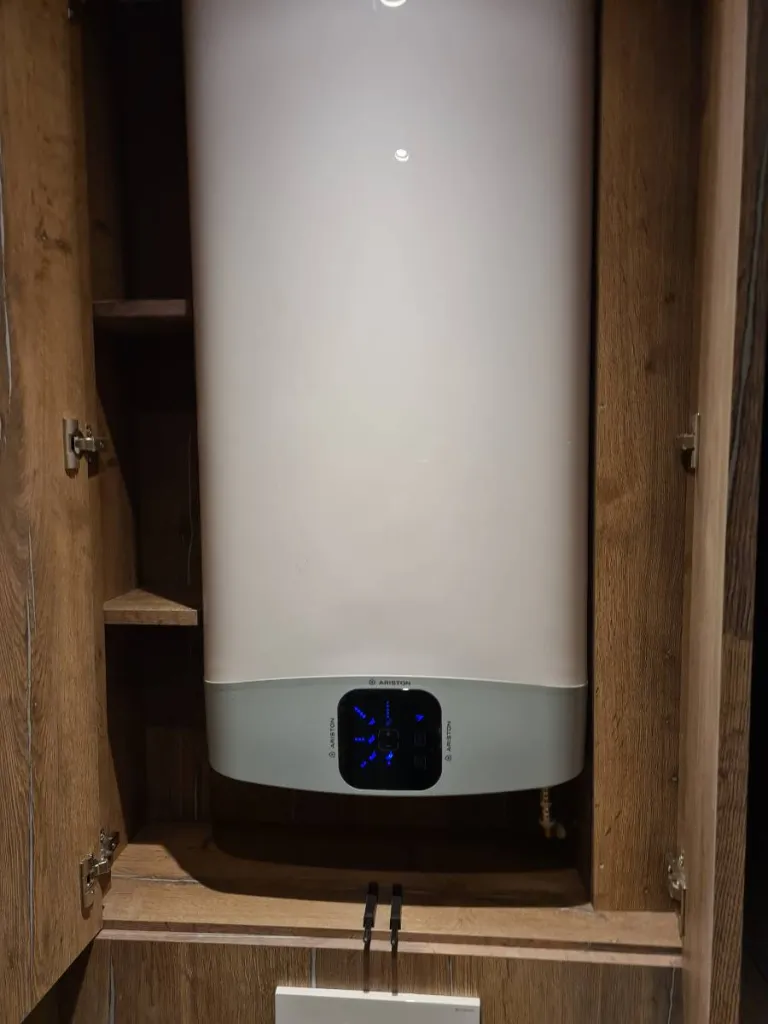 Plombier pour installation d'un ballon d'eau chaude ultra plat de marque Thermor sur Etretat 76