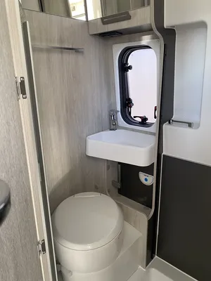SALLE DE BAIN AVEC TOILETTE