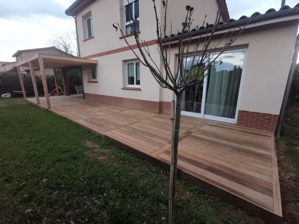 Création d’une terrasse bois exotique avec pergola Douglas à Toulouse pour aménagement extérieur chaleureux et durable