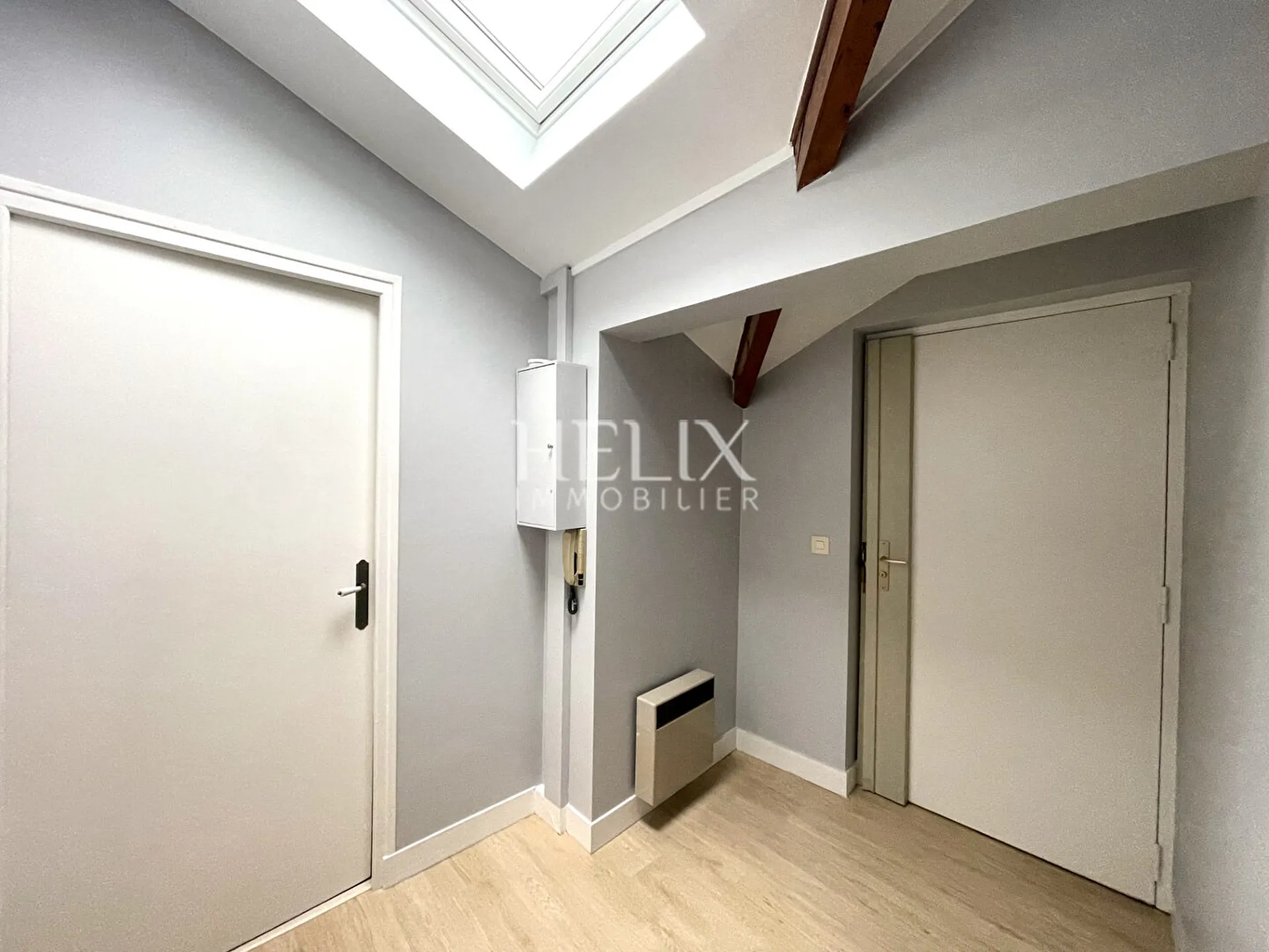 A vendre un appartement 3 pièces au dernier étage extrêmement lumineux de 69 M² au sol , le calme absolu, 2 minutes du RER A.