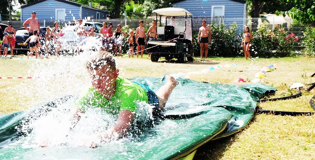 animation pour toute la famille ventre glisse au Mas de la plage camping familial proche de la plage de vias plage