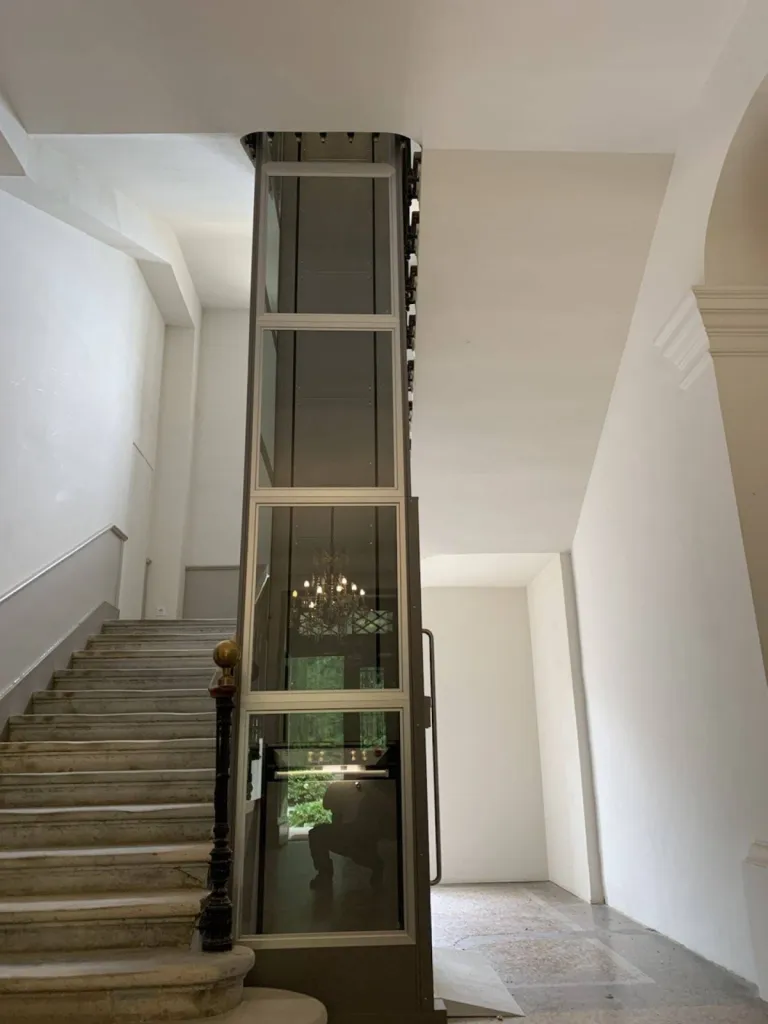 La structure autoporteuse de cet élévateur vertical NAMILIFT permet de se passer de murs porteursà Orange près d'Avignon réalisé par Oval'Access