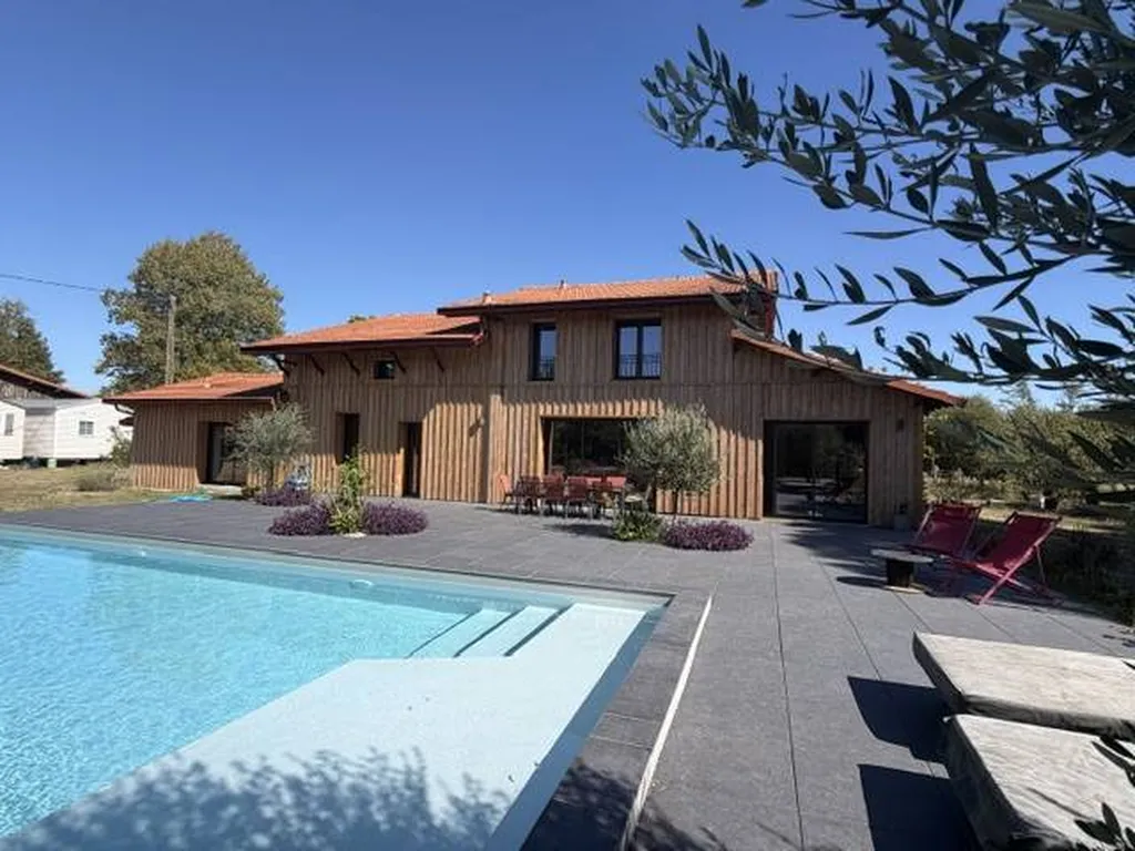 Le Barp propriété de 250m² sur 18 hectares avec grange, dépendances et piscine