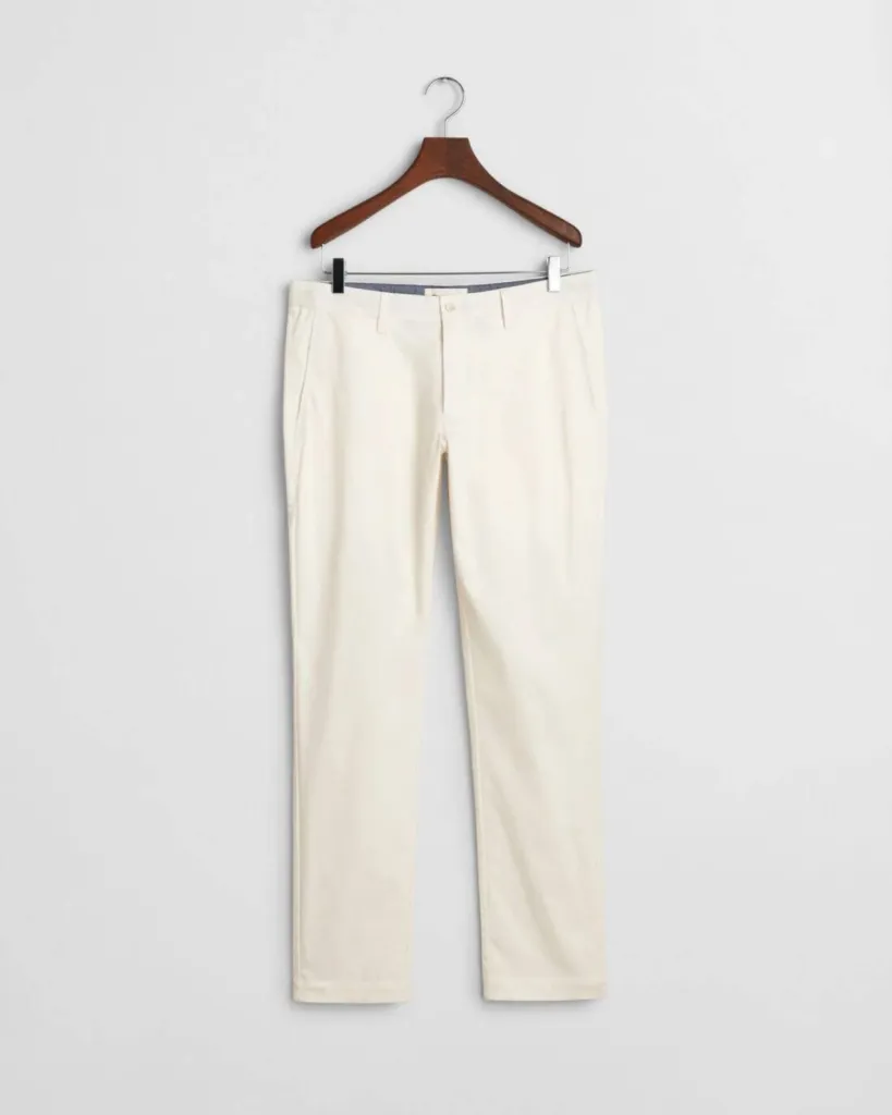 Comment choisir le pantalon chino slim beige GANT parfait pour un look sportswear élégant  à Dieppe chez La Suite by Urban Chic