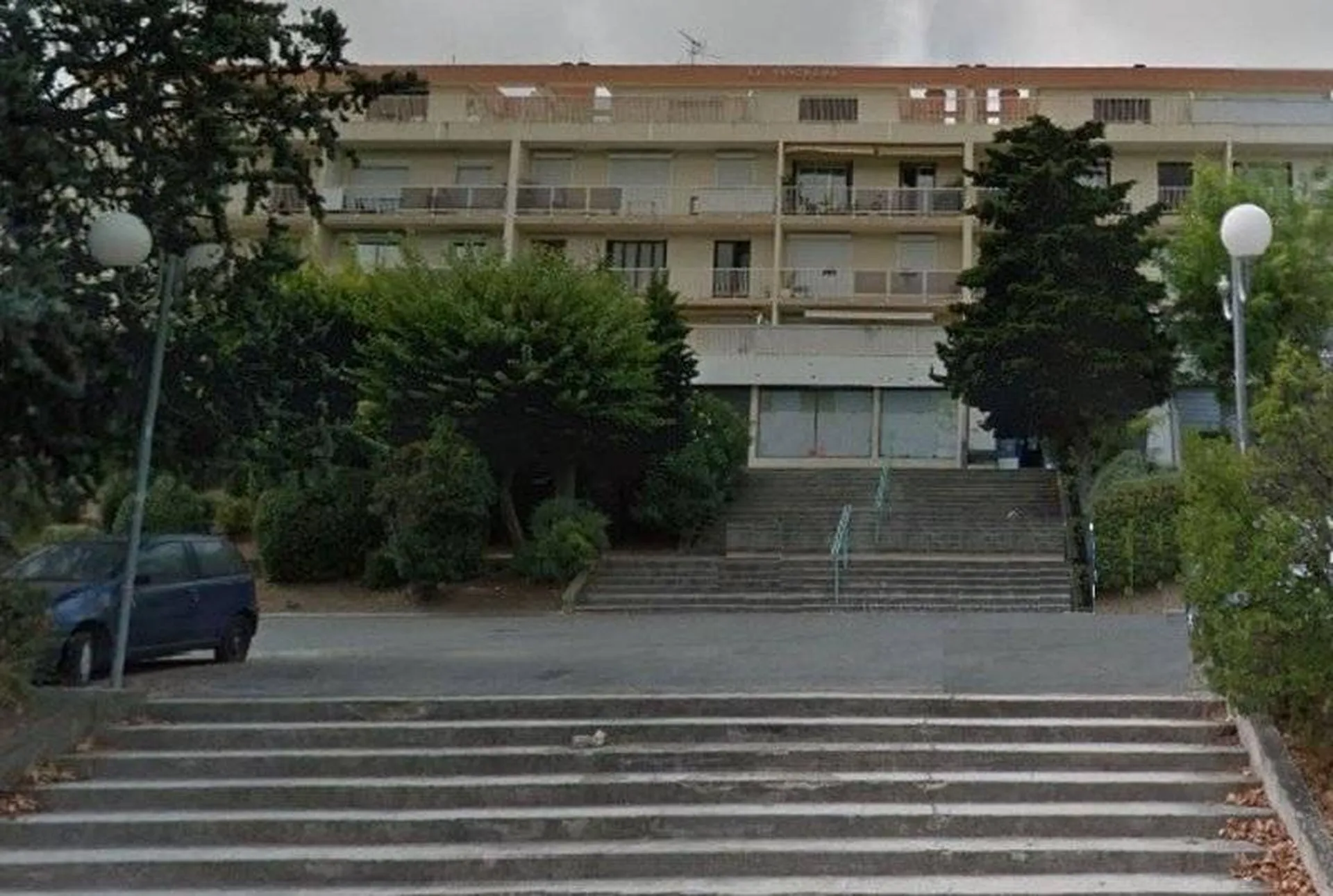 Carnoux local commercial  à vendre