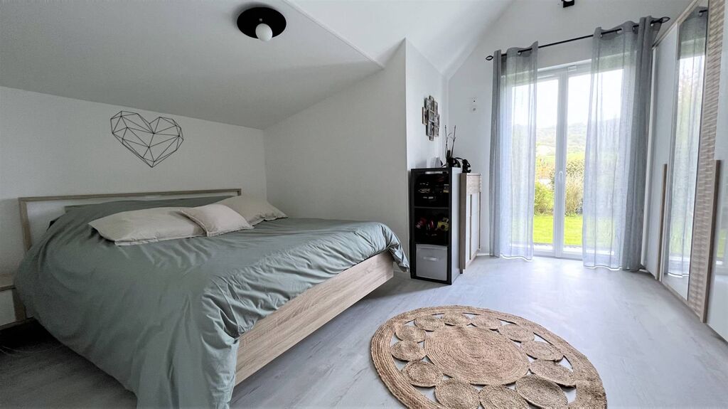 Une grande chambre baignée de lumière en RDC