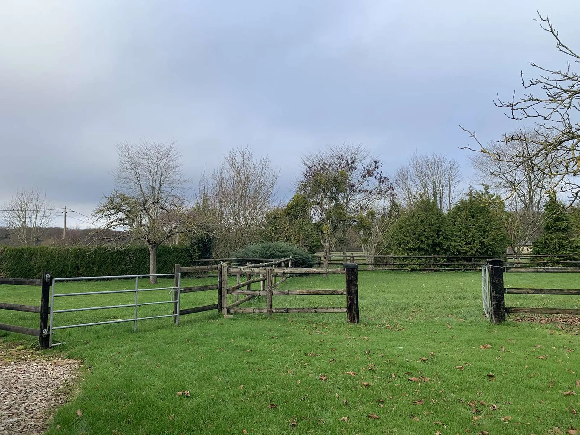 A VENDRE - En NORMANDIE, département de l'EURE, à proximité de BEAUMESNIL, une propriété équestre avec 12 ha 40 a