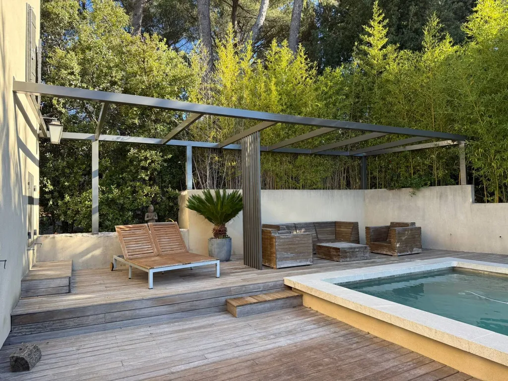 Pergola contemporaine en acier par L’Atelier du Ferronnier – espace détente sur mesure au cœur d’un jardin provençal à Éguilles.