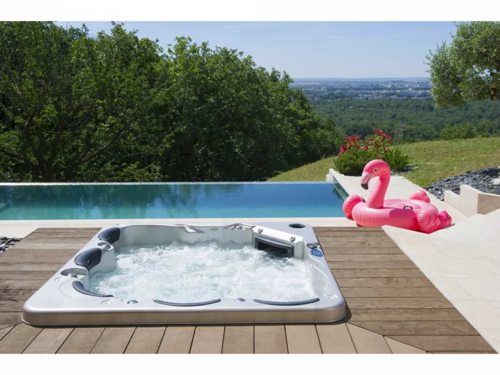 photos de spas en situation avec bouée gonflable flamant rose