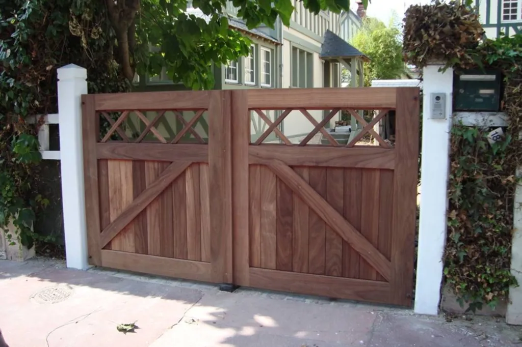 Installation de portail à 2 vantaux en bois dans le Calvados 14
