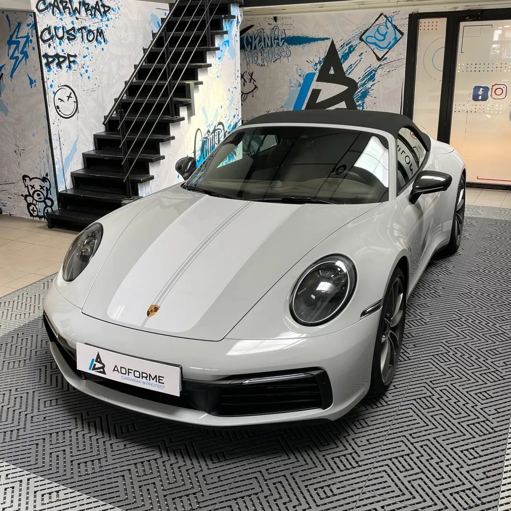 Porsche 992 cabriolet gris craie