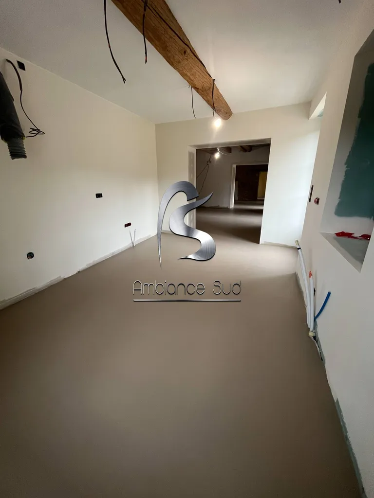 Réalisation du sol d’une cuisine en résine minérale effet béton ciré coulé à Oppède, à côté de Gordes dans le Lubéron