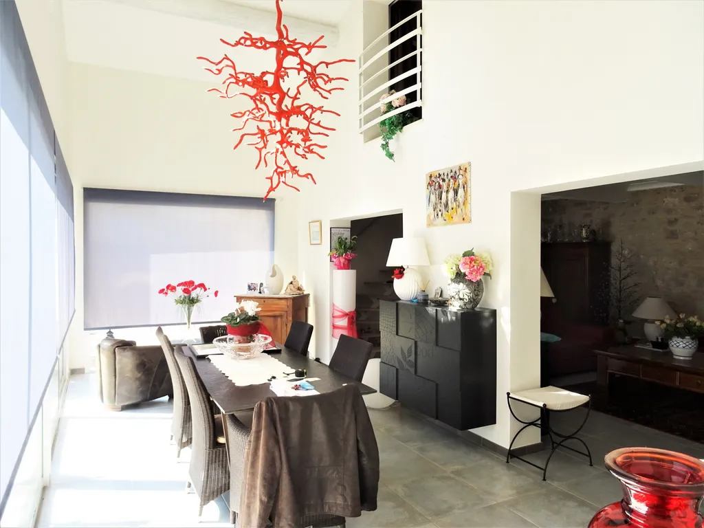 VILLENEUVE-LES-AVIGNON, maison contemporaine avec piscine et annexes dans quartier recherché   