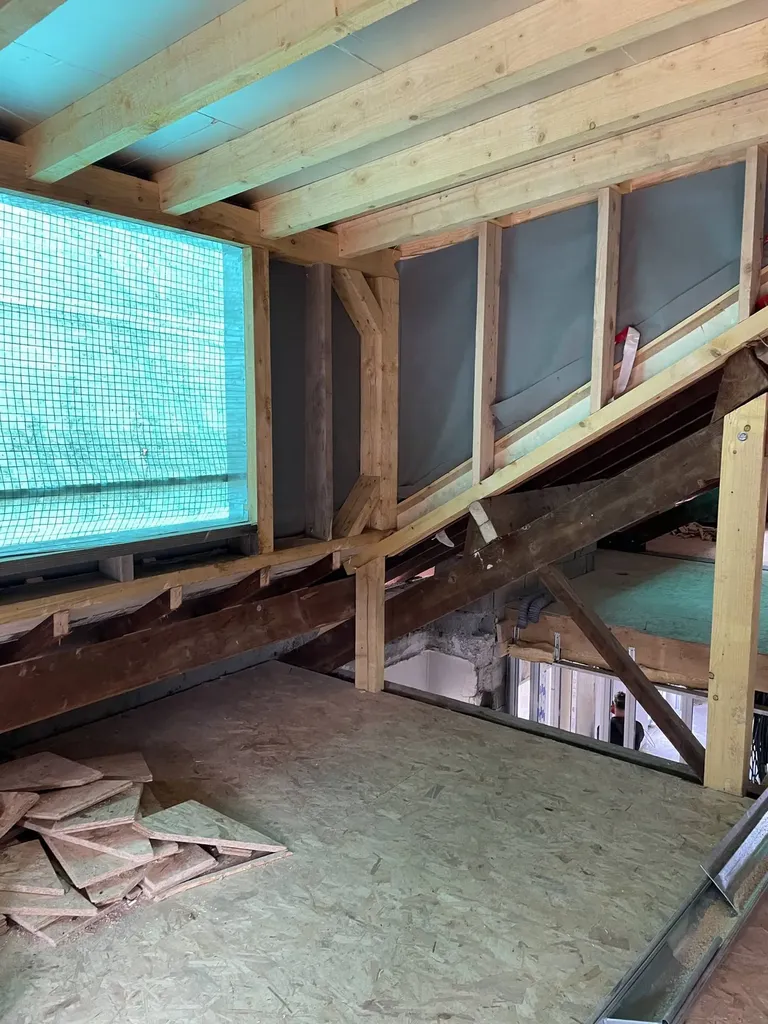 Création de lucarne type jacobine pour apporter lumière naturelle et volume sous toiture