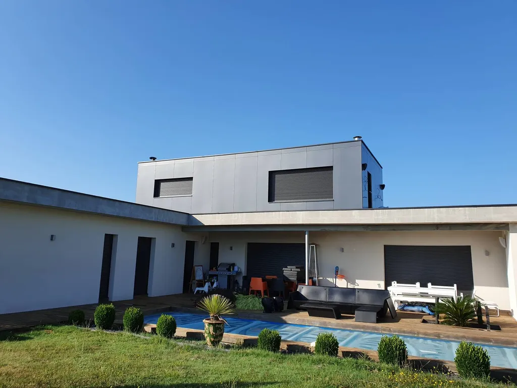 Surélévation en bois d'une maison d'architecte à Sallebœuf dans la région de Bordeaux