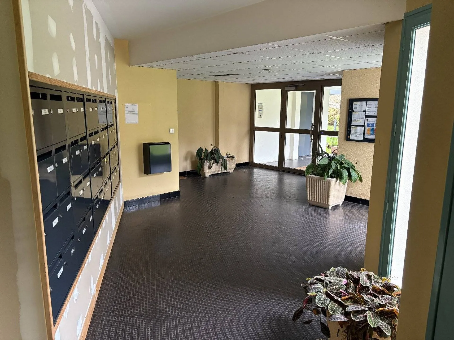 Appartement de 55.84m² Carrez situé au 1er étage d'une résidence avec cour privée et place de parking à Rouen, en Normandie