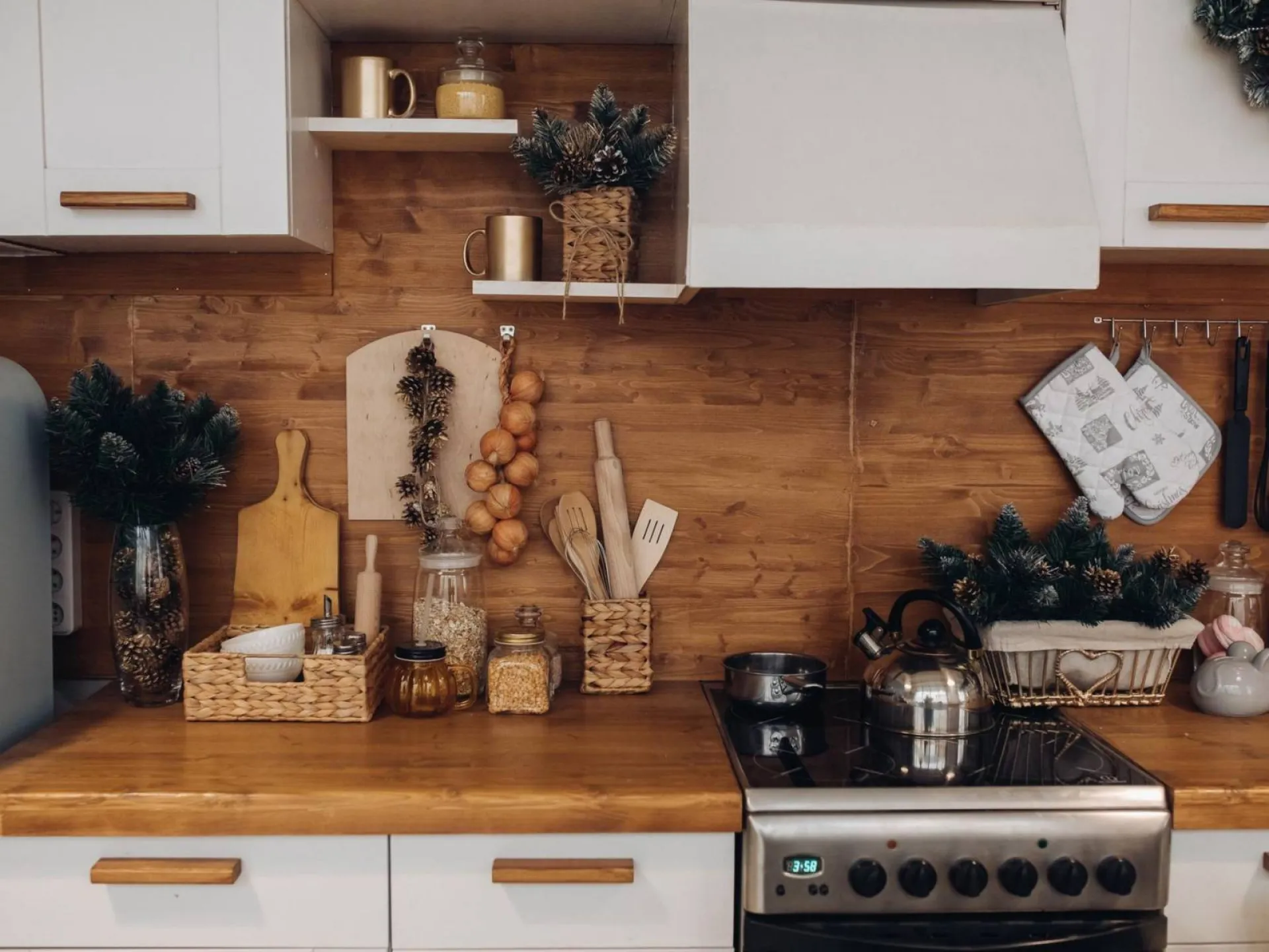 Cuisine ancienne en bois dans une maison à La Garde dans le Var