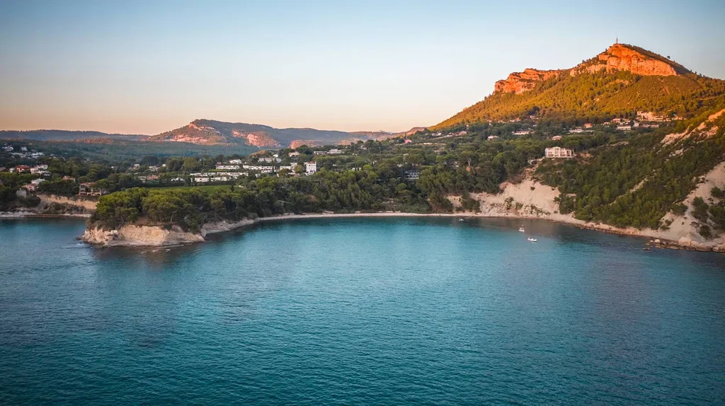 Découvrez les Avantages Inattendus d'une Visite Partagée avec l'Eden Boat dans les Calanques