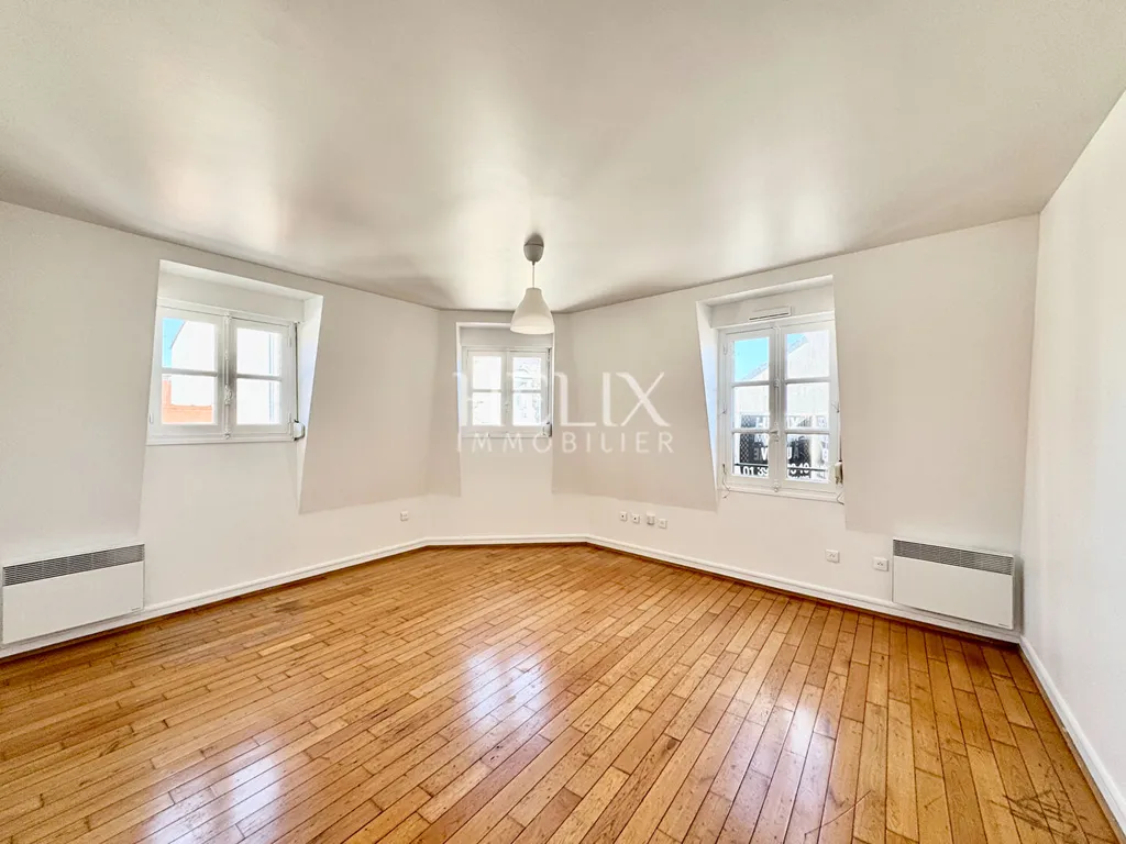 Appartement 2 pièces dans le centre de Saint Germain en Laye au dernier étage avec ascenseur parking et cave