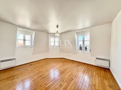 Appartement 2 pièces dans le centre de Saint Germain en Laye au dernier étage avec ascenseur parking et cave