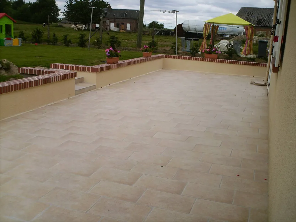 Terrasse en béton sur le Neubourg 27