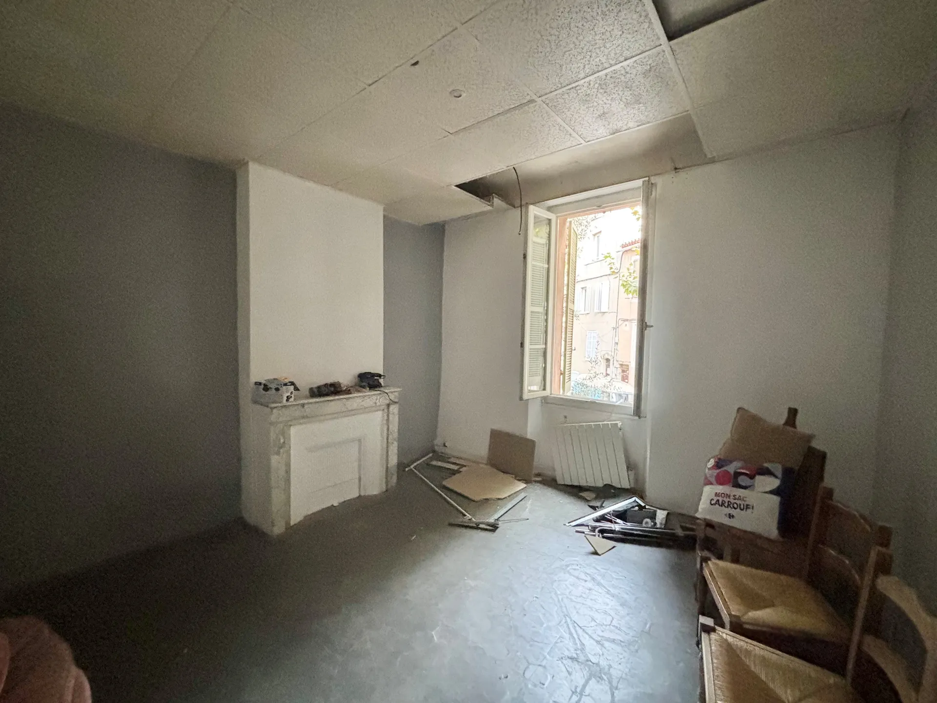 Appartement de type 2 à aménager dans son intégralité situé au 1er étage sur 2 d' un immeuble du centre historique d'Aubagne .