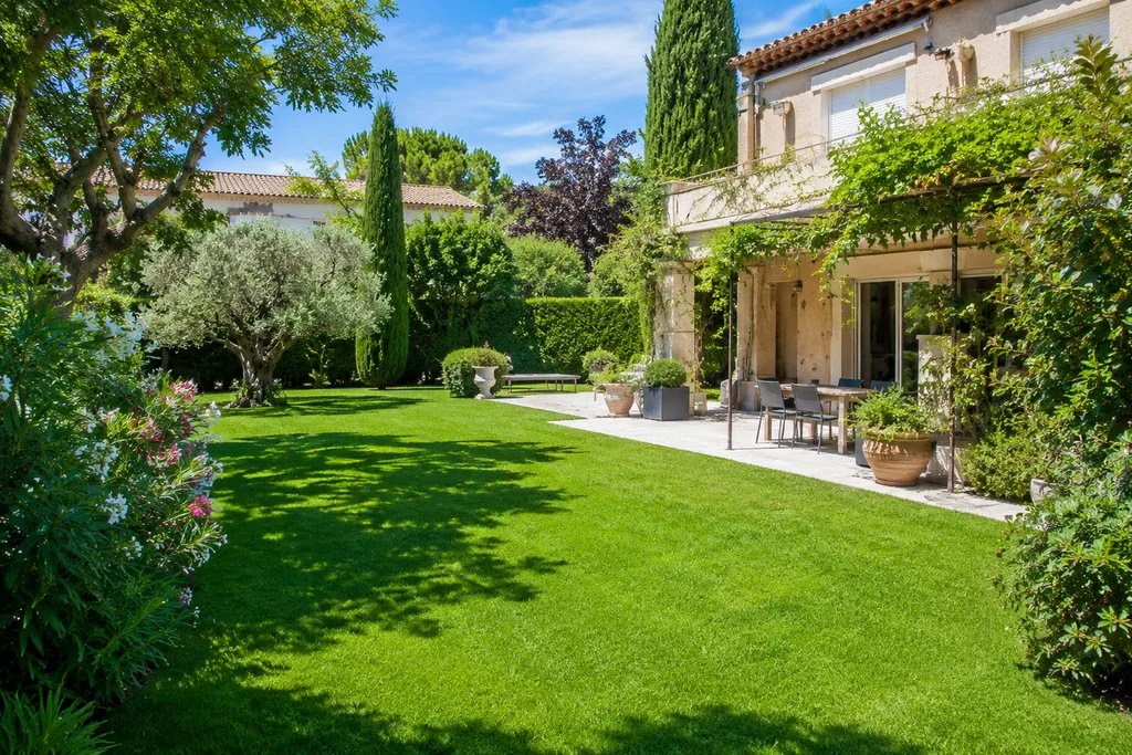 Pose d’herbe naturelle en rouleau dans un jardin à Avignon dans le Vaucluse