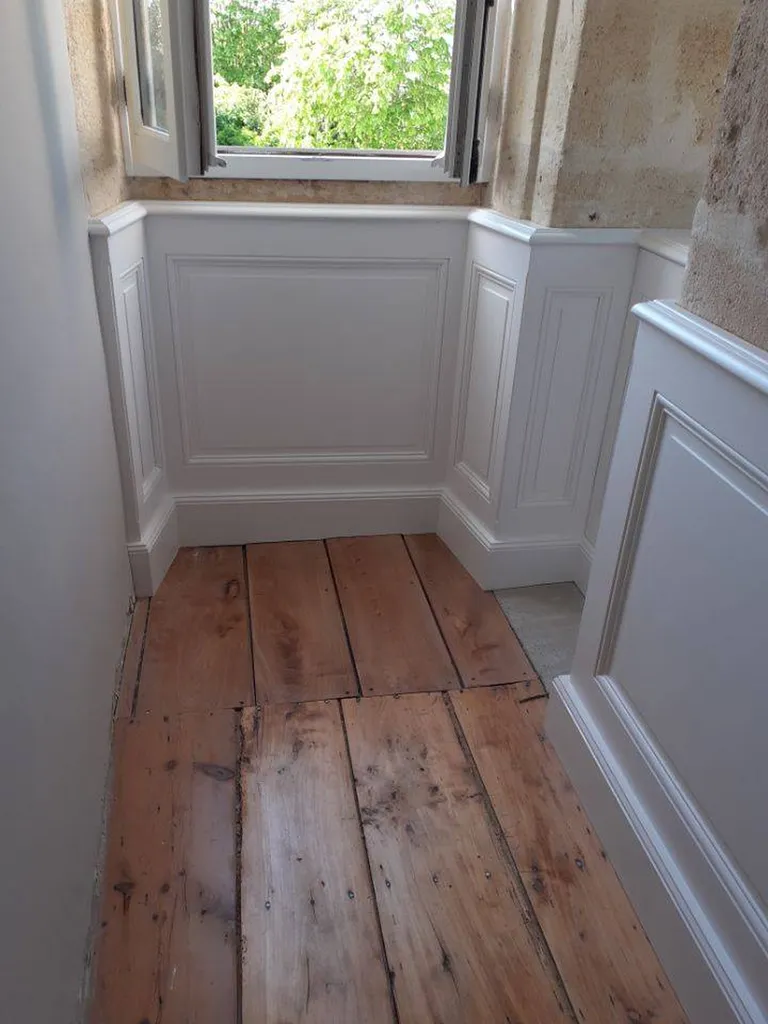 Lambris de soubassement dans couloir Médoc