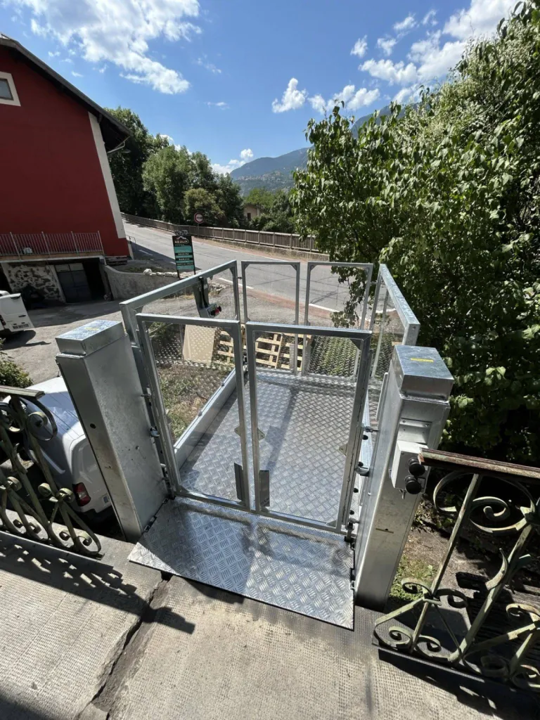 A l'étage, les boutons d'appel sont accessibles avec aisans puor cette plateforme verticale extérieure Strategos près de Sisteron