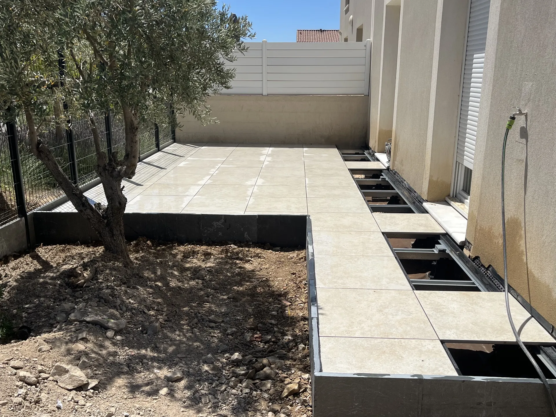 Terrasse drainante en dalles céramiques sur plots à Aix en Provence 13100
