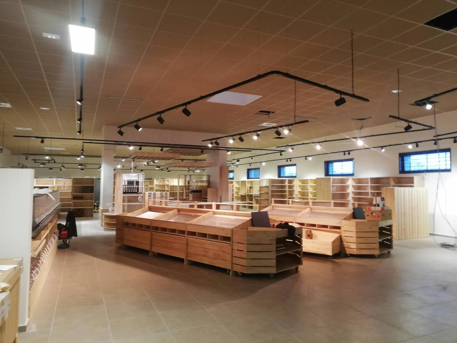 Installation d'éclairages tertiaires suspendus à Mâcon