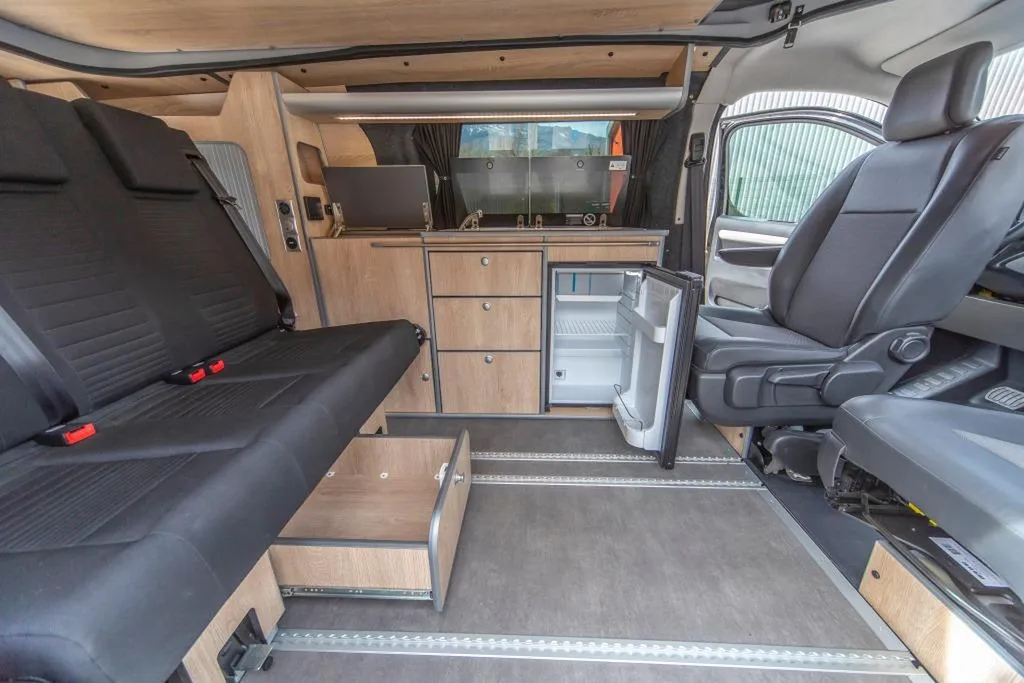 Aménagement intérieur d'un Peugeot Expert Long sur-mesure à Grenoble : deux finitions pour deux personnalités à travers l'Isère