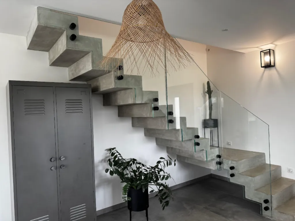 Fourniture et pose de garde-corps avec forme en crémaillère d’escalier à Meyzieu dans l’est lyonnais