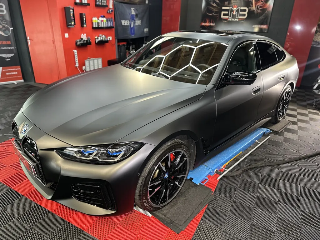 Pose de PPF « full-wrap » sur BMW i4 mate – EMB Detailing à Vaugneray, Lyon Ouest & Région