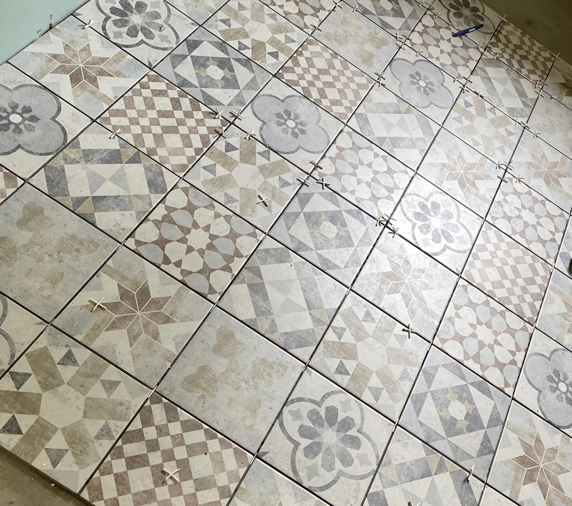 Travaux de pose de carrelage au sol lors de la rénovation d’une maison à Tassin-la-Demi-Lune près de Lyon (69)