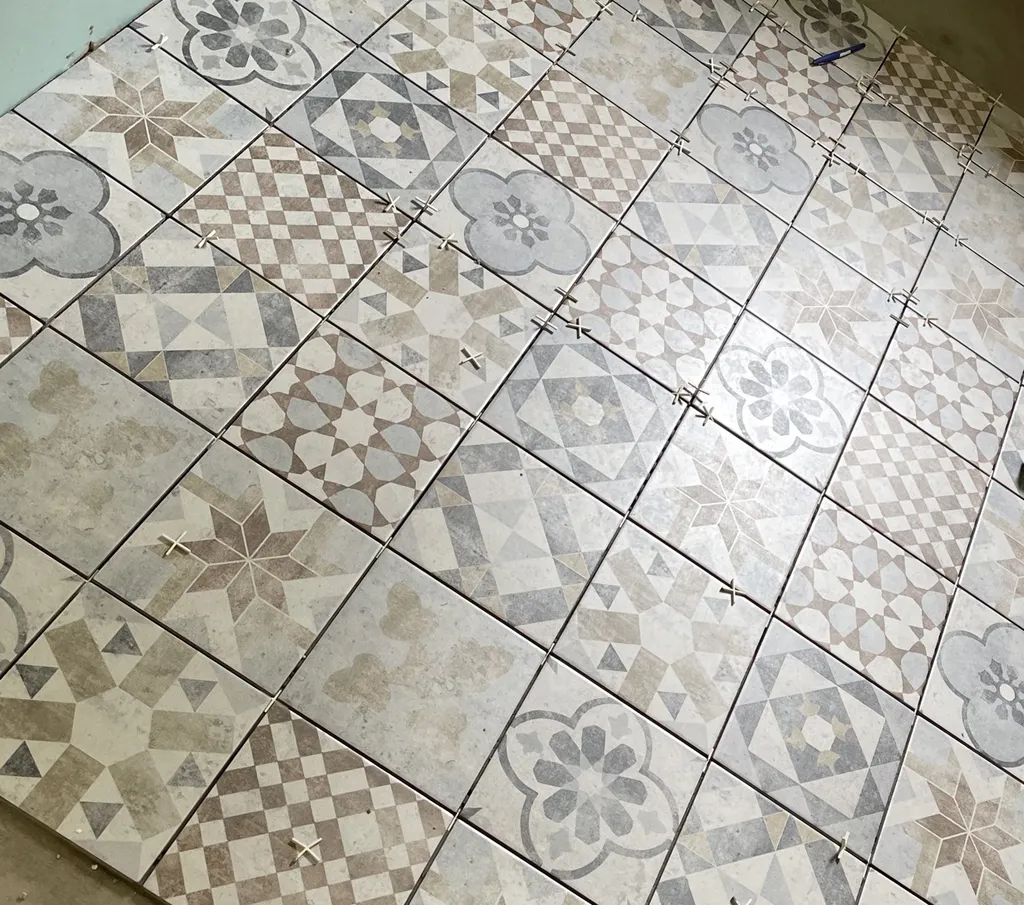 Travaux de pose de carrelage au sol lors de la rénovation d’une maison à Tassin-la-Demi-Lune près de Lyon (69)