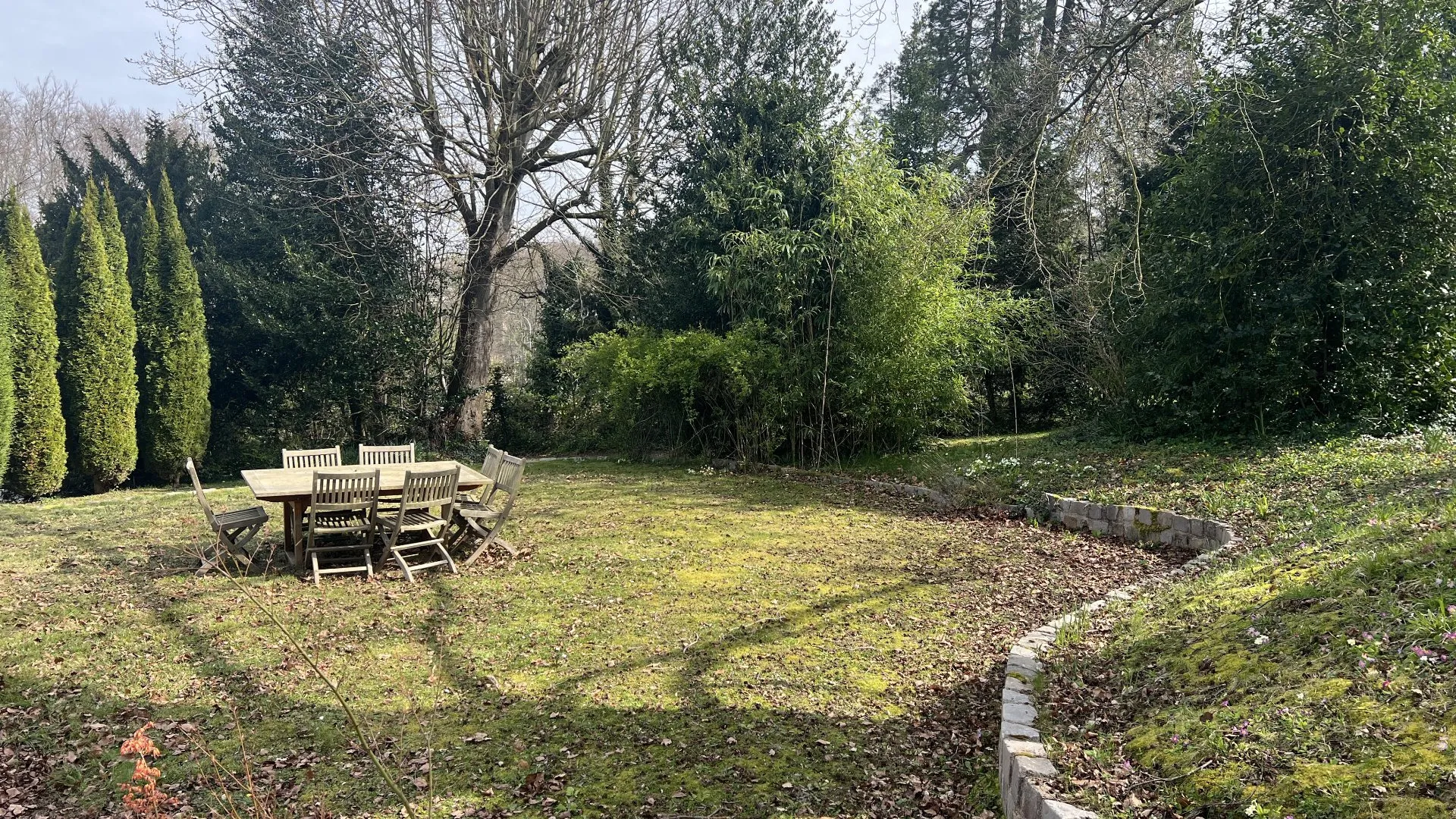 Magnifique demeure de famille 283m², 7 chambres, salle de jeux, patio véranda, dépendances et jardin arboré 6078m², emplacement privilégié centre-ville de Eu 76260.