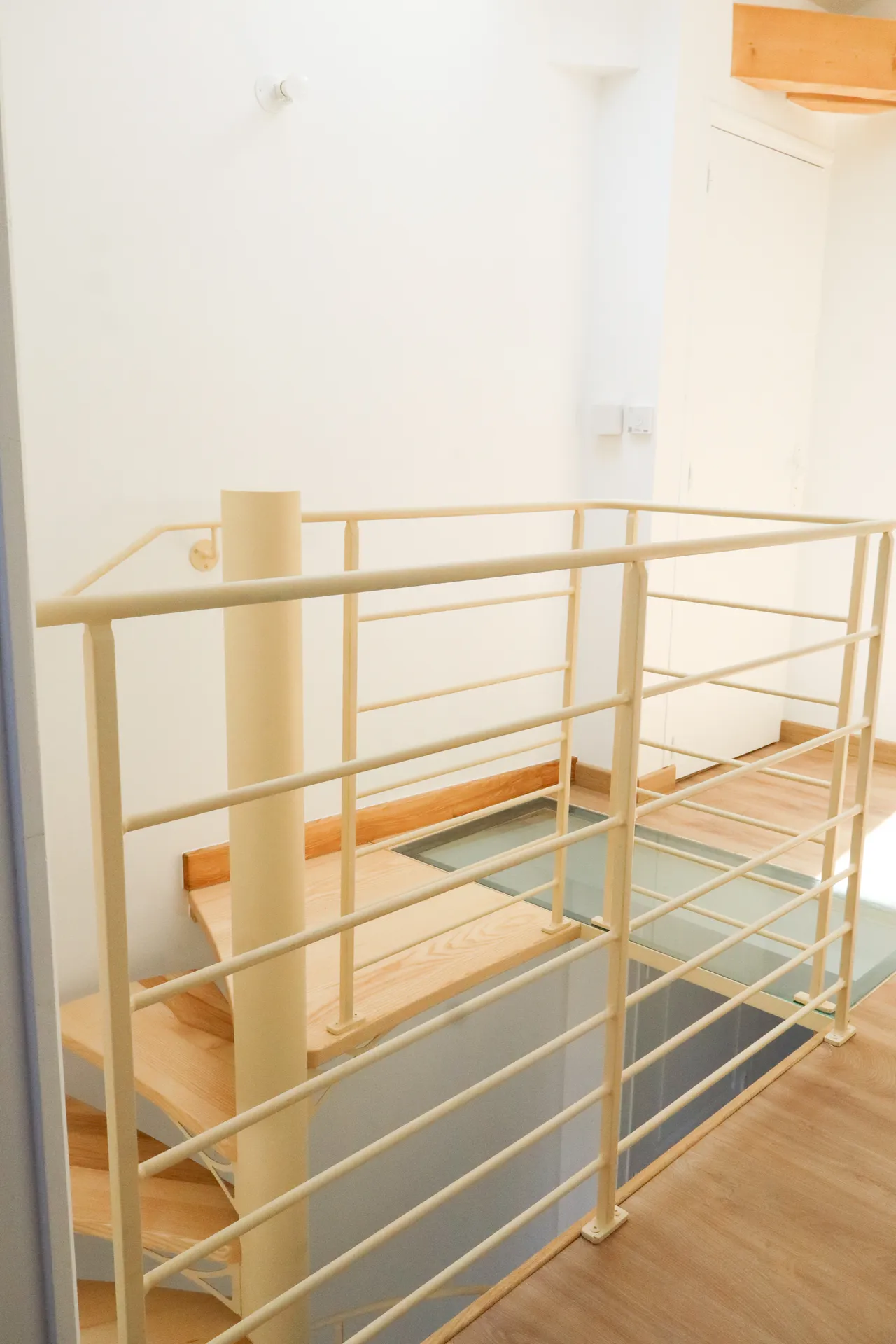 Escalier hélicoïdal sur mesure bois et métal aux lignes courbes réalisé à Saint-Jean-le-Centenier